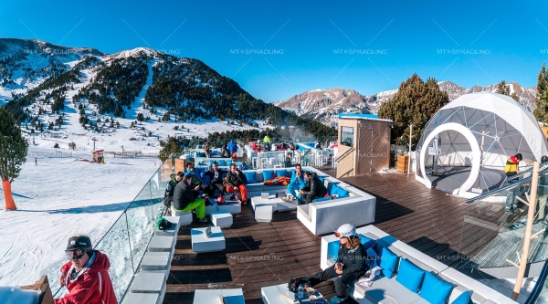  安道爾比利牛斯山脈的專屬餐廳露臺(tái)