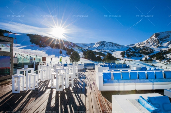  安道爾比利牛斯山脈的專屬餐廳露臺(tái)